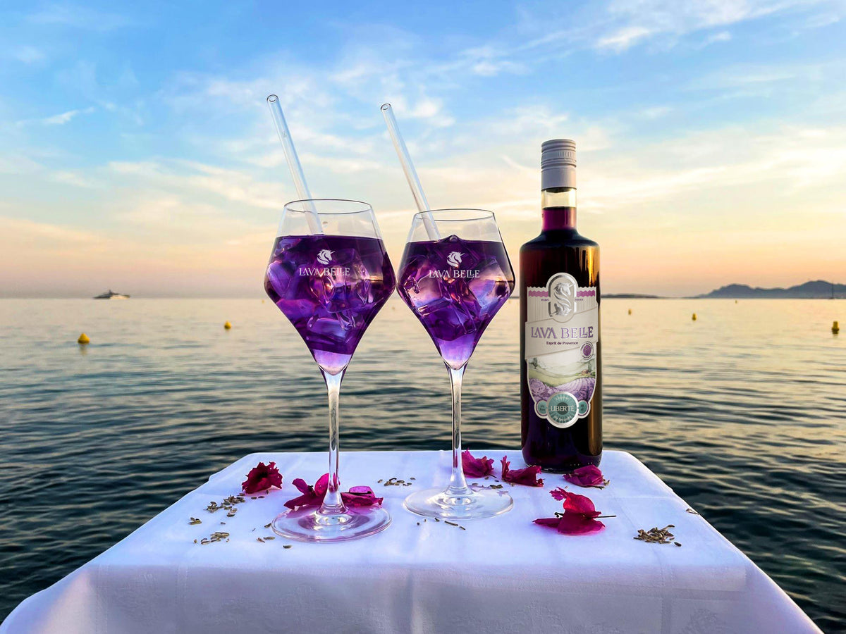 Apéritif al atardecer en la playa de Antibes